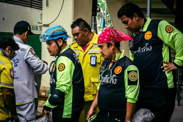 Bangkok, Tayland, 2 Nisan 2025. Bangkok depremi sonrası yıkılan yüksek binaların inşaatında kurtarma ekipleri çalışıyor. Birçok kurban hala enkaz altında..