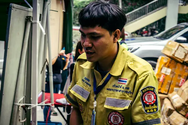 Bangkok, Tayland, 2 Nisan 2025. Bangkok depremi sonrası yıkılan yüksek binaların inşaatında kurtarma ekipleri çalışıyor. Birçok kurban hala enkaz altında..