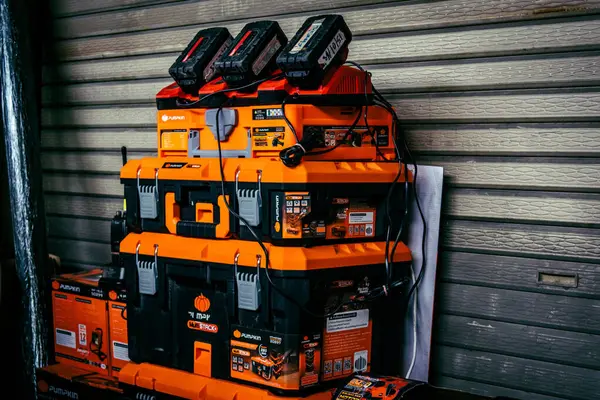 Bangkok, Tayland, 2 Nisan 2025. Bangkok depremi sonrası yıkılan yüksek binaların inşaatında kurtarma ekipleri çalışıyor. Birçok kurban hala enkaz altında..