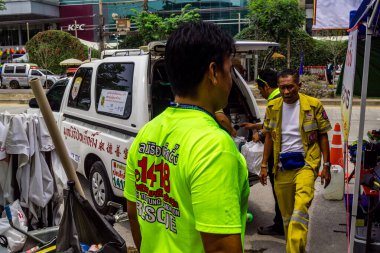 Bangkok, Tayland, 2 Nisan 2025. Bangkok depremi sonrası yıkılan yüksek binaların inşaatında kurtarma ekipleri çalışıyor. Birçok kurban hala enkaz altında..