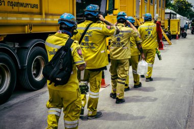 Bangkok, Tayland, 2 Nisan 2025. Bangkok depremi sonrası yıkılan yüksek binaların inşaatında kurtarma ekipleri çalışıyor. Birçok kurban hala enkaz altında..