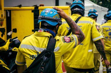 Bangkok, Tayland, 2 Nisan 2025. Bangkok depremi sonrası yıkılan yüksek binaların inşaatında kurtarma ekipleri çalışıyor. Birçok kurban hala enkaz altında..