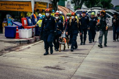 Bangkok, Tayland, 2 Nisan 2025. Bangkok depremi sonrası yıkılan yüksek binaların inşaatında kurtarma ekipleri çalışıyor. Birçok kurban hala enkaz altında..