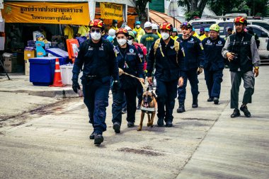 Bangkok, Tayland, 2 Nisan 2025. Bangkok depremi sonrası yıkılan yüksek binaların inşaatında kurtarma ekipleri çalışıyor. Birçok kurban hala enkaz altında..