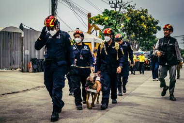 Bangkok, Tayland, 2 Nisan 2025. Bangkok depremi sonrası yıkılan yüksek binaların inşaatında kurtarma ekipleri çalışıyor. Birçok kurban hala enkaz altında..