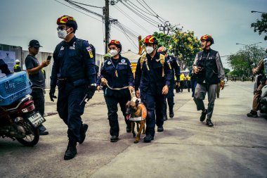 Bangkok, Tayland, 2 Nisan 2025. Bangkok depremi sonrası yıkılan yüksek binaların inşaatında kurtarma ekipleri çalışıyor. Birçok kurban hala enkaz altında..