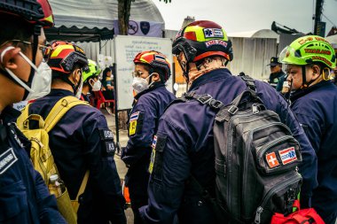 Bangkok, Tayland, 2 Nisan 2025. Bangkok depremi sonrası yıkılan yüksek binaların inşaatında kurtarma ekipleri çalışıyor. Birçok kurban hala enkaz altında..