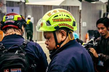 Bangkok, Tayland, 2 Nisan 2025. Bangkok depremi sonrası yıkılan yüksek binaların inşaatında kurtarma ekipleri çalışıyor. Birçok kurban hala enkaz altında..