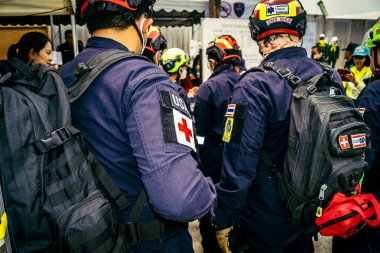 Bangkok, Tayland, 2 Nisan 2025. Bangkok depremi sonrası yıkılan yüksek binaların inşaatında kurtarma ekipleri çalışıyor. Birçok kurban hala enkaz altında..