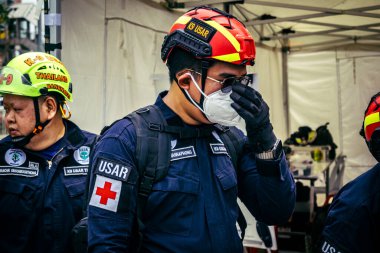 Bangkok, Tayland, 2 Nisan 2025. Bangkok depremi sonrası yıkılan yüksek binaların inşaatında kurtarma ekipleri çalışıyor. Birçok kurban hala enkaz altında..