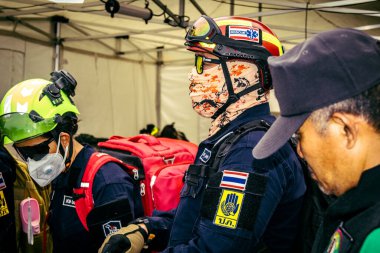 Bangkok, Tayland, 2 Nisan 2025. Bangkok depremi sonrası yıkılan yüksek binaların inşaatında kurtarma ekipleri çalışıyor. Birçok kurban hala enkaz altında..