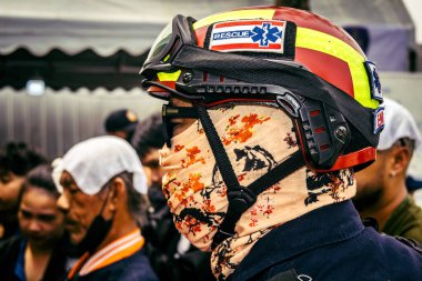 Bangkok, Tayland, 2 Nisan 2025. Bangkok depremi sonrası yıkılan yüksek binaların inşaatında kurtarma ekipleri çalışıyor. Birçok kurban hala enkaz altında..