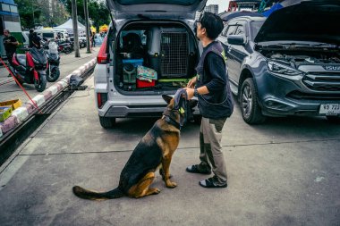 Bangkok, Tayland, 2 Nisan 2025. Bangkok depremi sonrası yıkılan yüksek binaların inşaatında kurtarma ekipleri çalışıyor. Birçok kurban hala enkaz altında..