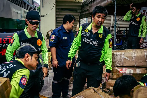 Bangkok, Tayland, 2 Nisan 2025. Bangkok depremi sonrası yıkılan yüksek binaların inşaatında kurtarma ekipleri çalışıyor. Birçok kurban hala enkaz altında..