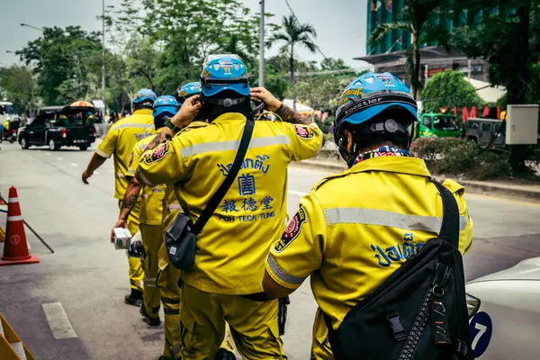 Bangkok, Tayland, 2 Nisan 2025. Bangkok depremi sonrası yıkılan yüksek binaların inşaatında kurtarma ekipleri çalışıyor. Birçok kurban hala enkaz altında..