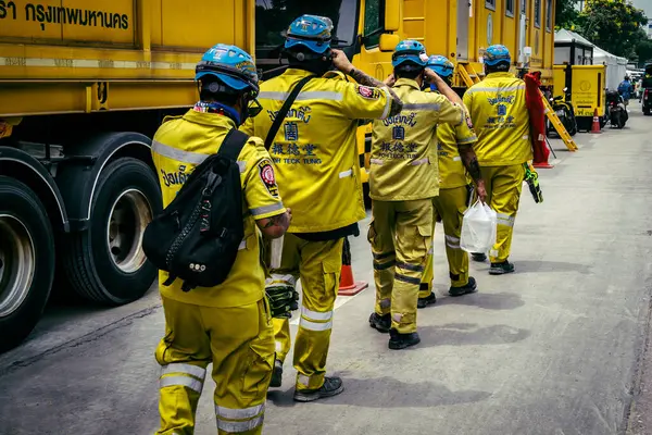 Bangkok, Tayland, 2 Nisan 2025. Bangkok depremi sonrası yıkılan yüksek binaların inşaatında kurtarma ekipleri çalışıyor. Birçok kurban hala enkaz altında..