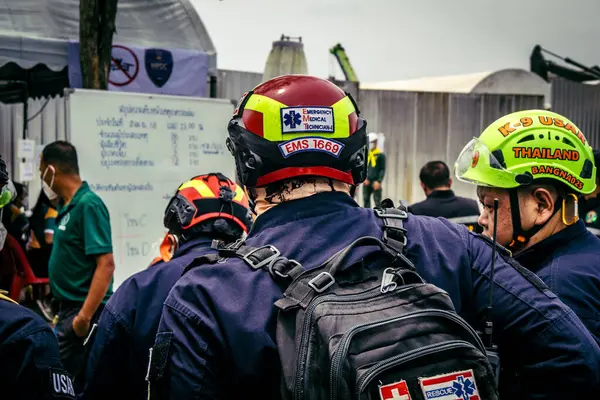 Bangkok, Tayland, 2 Nisan 2025. Bangkok depremi sonrası yıkılan yüksek binaların inşaatında kurtarma ekipleri çalışıyor. Birçok kurban hala enkaz altında..
