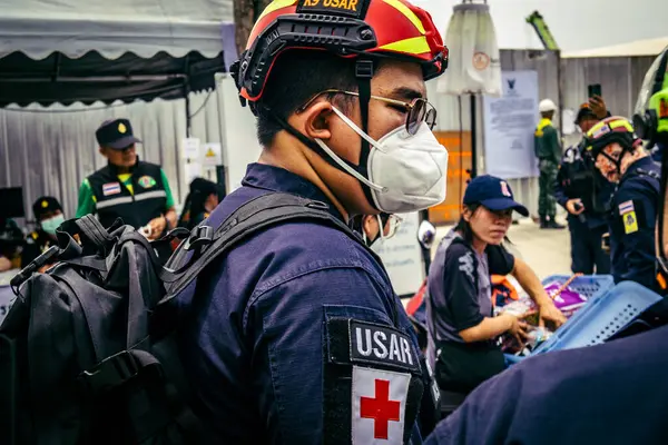 Bangkok, Tayland, 2 Nisan 2025. Bangkok depremi sonrası yıkılan yüksek binaların inşaatında kurtarma ekipleri çalışıyor. Birçok kurban hala enkaz altında..