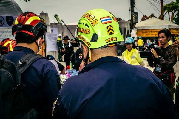 Bangkok, Tayland, 2 Nisan 2025. Bangkok depremi sonrası yıkılan yüksek binaların inşaatında kurtarma ekipleri çalışıyor. Birçok kurban hala enkaz altında..