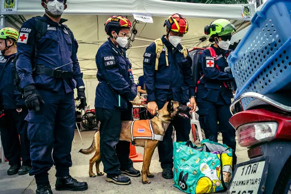 Bangkok, Tayland, 2 Nisan 2025. Bangkok depremi sonrası yıkılan yüksek binaların inşaatında kurtarma ekipleri çalışıyor. Birçok kurban hala enkaz altında..