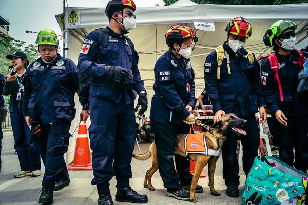 Bangkok, Tayland, 2 Nisan 2025. Bangkok depremi sonrası yıkılan yüksek binaların inşaatında kurtarma ekipleri çalışıyor. Birçok kurban hala enkaz altında..