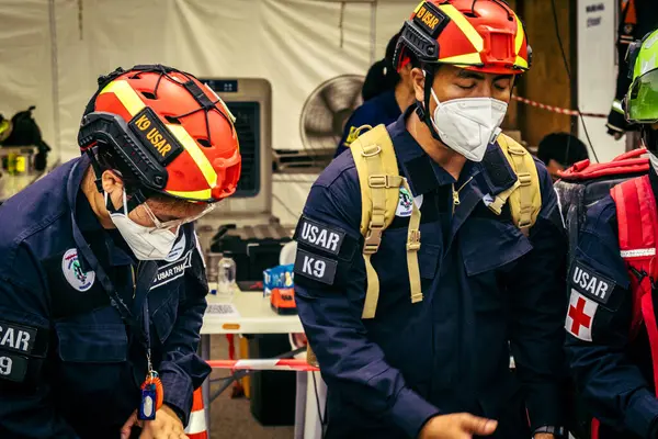 Bangkok, Tayland, 2 Nisan 2025. Bangkok depremi sonrası yıkılan yüksek binaların inşaatında kurtarma ekipleri çalışıyor. Birçok kurban hala enkaz altında..