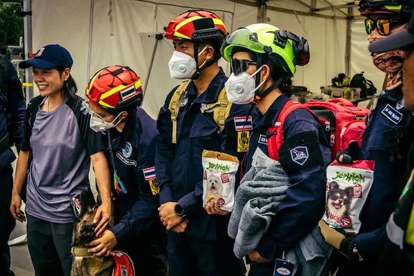 Bangkok, Tayland, 2 Nisan 2025. Bangkok depremi sonrası yıkılan yüksek binaların inşaatında kurtarma ekipleri çalışıyor. Birçok kurban hala enkaz altında..