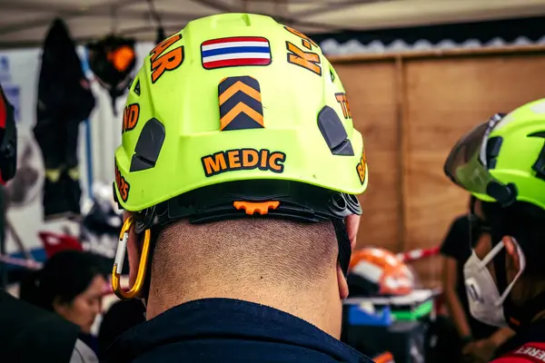 Bangkok, Tayland, 2 Nisan 2025. Bangkok depremi sonrası yıkılan yüksek binaların inşaatında kurtarma ekipleri çalışıyor. Birçok kurban hala enkaz altında..