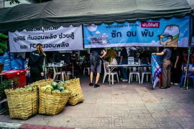 Bangkok, Tayland, Nisan 02, 2025. Kayıp işçilerin yakınları, depremin Tayland başkentini vurmasından sonra çöken yüksek binaların bulunduğu bir çadırda bekliyorlar..