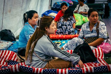 Bangkok, Tayland, Nisan 02, 2025. Kayıp işçilerin yakınları, depremin Tayland başkentini vurmasından sonra çöken yüksek binaların bulunduğu bir çadırda bekliyorlar..