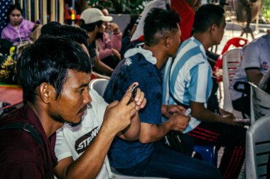 Bangkok, Tayland, Nisan 02, 2025. Kayıp işçilerin yakınları, depremin Tayland başkentini vurmasından sonra çöken yüksek binaların bulunduğu bir çadırda bekliyorlar..