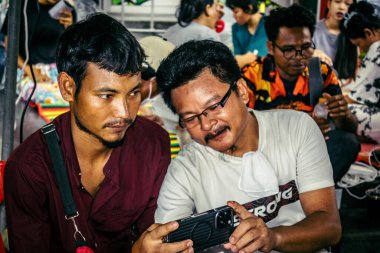 Bangkok, Tayland, Nisan 02, 2025. Kayıp işçilerin yakınları, depremin Tayland başkentini vurmasından sonra çöken yüksek binaların bulunduğu bir çadırda bekliyorlar..