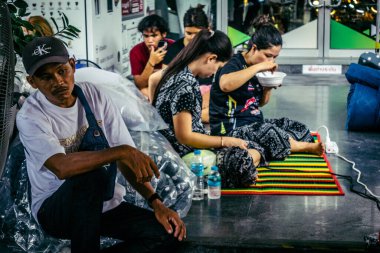 Bangkok, Tayland, Nisan 02, 2025. Kayıp işçilerin yakınları, depremin Tayland başkentini vurmasından sonra çöken yüksek binaların bulunduğu bir çadırda bekliyorlar..