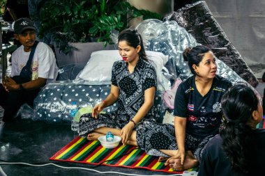 Bangkok, Tayland, Nisan 02, 2025. Kayıp işçilerin yakınları, depremin Tayland başkentini vurmasından sonra çöken yüksek binaların bulunduğu bir çadırda bekliyorlar..