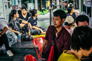Bangkok, Tayland, Nisan 02, 2025. Kayıp işçilerin yakınları, depremin Tayland başkentini vurmasından sonra çöken yüksek binaların bulunduğu bir çadırda bekliyorlar..