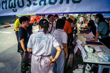 Bangkok, Tayland, Nisan 02, 2025. Kayıp işçilerin yakınları, depremin Tayland başkentini vurmasından sonra çöken yüksek binaların bulunduğu bir çadırda bekliyorlar..