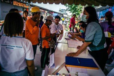 Bangkok, Tayland, Nisan 02, 2025. Kayıp işçilerin yakınları, depremin Tayland başkentini vurmasından sonra çöken yüksek binaların bulunduğu bir çadırda bekliyorlar..