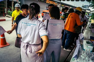 Bangkok, Tayland, Nisan 02, 2025. Kayıp işçilerin yakınları, depremin Tayland başkentini vurmasından sonra çöken yüksek binaların bulunduğu bir çadırda bekliyorlar..