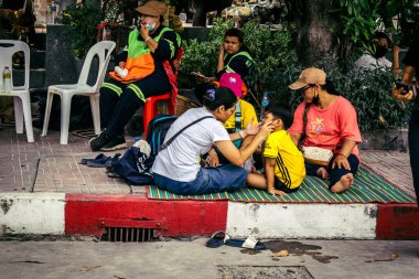 Bangkok, Tayland, Nisan 02, 2025. Kayıp işçilerin yakınları, depremin Tayland başkentini vurmasından sonra çöken yüksek binaların bulunduğu bir çadırda bekliyorlar..