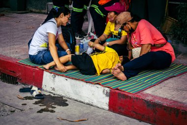 Bangkok, Tayland, Nisan 02, 2025. Kayıp işçilerin yakınları, depremin Tayland başkentini vurmasından sonra çöken yüksek binaların bulunduğu bir çadırda bekliyorlar..