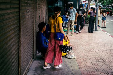 Bangkok, Tayland, Nisan 02, 2025. Kayıp işçilerin yakınları, depremin Tayland başkentini vurmasından sonra çöken yüksek binaların bulunduğu bir çadırda bekliyorlar..