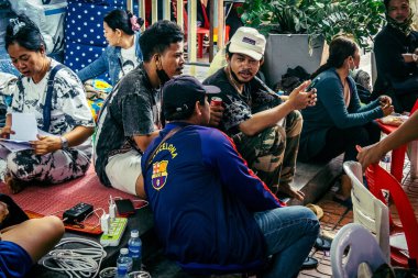 Bangkok, Tayland, Nisan 02, 2025. Kayıp işçilerin yakınları, depremin Tayland başkentini vurmasından sonra çöken yüksek binaların bulunduğu bir çadırda bekliyorlar..