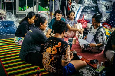 Bangkok, Tayland, Nisan 02, 2025. Kayıp işçilerin yakınları, depremin Tayland başkentini vurmasından sonra çöken yüksek binaların bulunduğu bir çadırda bekliyorlar..