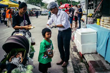 Bangkok, Tayland, Nisan 02, 2025. Kayıp işçilerin yakınları, depremin Tayland başkentini vurmasından sonra çöken yüksek binaların bulunduğu bir çadırda bekliyorlar..