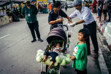 Bangkok, Tayland, Nisan 02, 2025. Kayıp işçilerin yakınları, depremin Tayland başkentini vurmasından sonra çöken yüksek binaların bulunduğu bir çadırda bekliyorlar..