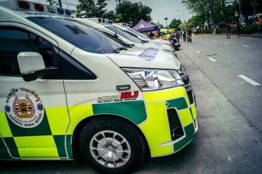 Bangkok, Tayland, 2 Nisan 2025 'te Bangkok' ta meydana gelen depremden sonra yıkılan bir binanın inşaatı devam ediyor. Birçok kurban hala enkaz altında..