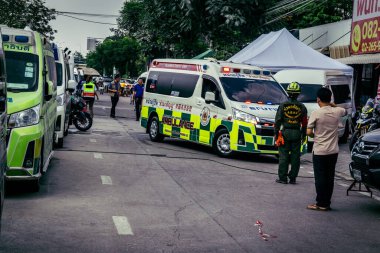 Bangkok, Tayland, 2 Nisan 2025 'te Bangkok' ta meydana gelen depremden sonra yıkılan bir binanın inşaatı devam ediyor. Birçok kurban hala enkaz altında..