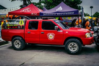 Bangkok, Tayland, 2 Nisan 2025 'te Bangkok' ta meydana gelen depremden sonra yıkılan bir binanın inşaat alanına itfaiyeciler yerleştirildi. Birçok kurban hala enkaz altında..