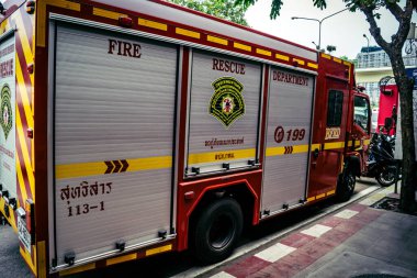 Bangkok, Tayland, 2 Nisan 2025 'te Bangkok' ta meydana gelen depremden sonra yıkılan bir binanın inşaat alanına itfaiyeciler yerleştirildi. Birçok kurban hala enkaz altında..