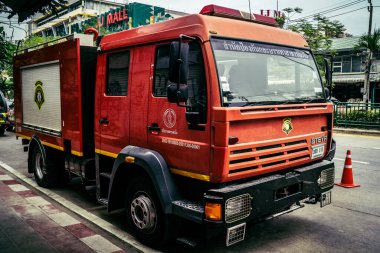 Bangkok, Tayland, 2 Nisan 2025 'te Bangkok' ta meydana gelen depremden sonra yıkılan bir binanın inşaat alanına itfaiyeciler yerleştirildi. Birçok kurban hala enkaz altında..